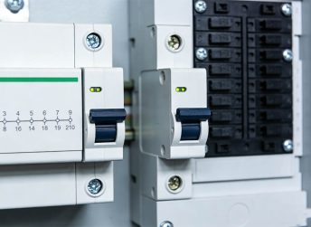 وحدة المستهلك مقابل لوحة التوزيع: فهم اللوحات الكهربائية والحماية من زيادة التيار